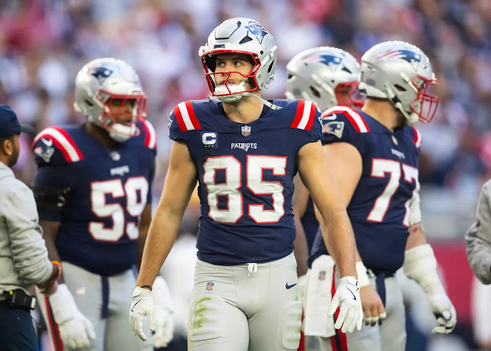 Dec 15, 2024; Glendale, Arizona, USA; New England Patriots tight end Hunter Henry (85) against the Arizona Cardinals at State Farm Stadium. Mandatory Credit: Mark J. Rebilas-Imagn Images