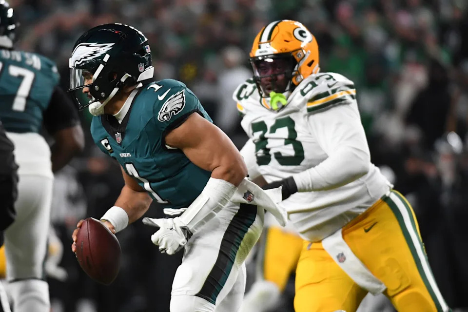 Philadelphia Eagles quarterback Jalen Hurts (1) avoids the pressure of Green Bay Packers defensive tackle T.J. Slaton (93) during the first half in an NFC wild card game at Lincoln Financial Field.© Eric Hartline-Imagn Images