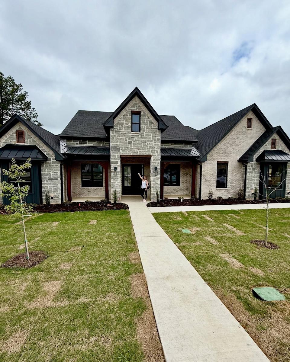 The home, which was completed only this year, has fresh flower beds lining the exterior front wall.<p class="credit">(randimahomes/Instagram)</p>
