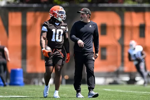 Browns head coach Kevin Stefanski instructs Judkins during minicamp
