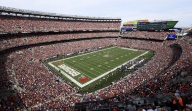 NFL's Browns plan to leave Cleveland stadium for dome in the suburbs