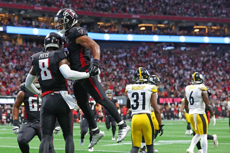 ATLANTA, GEORGIA - SEPTEMBER 08: Kyle Pitts and Bijan Robinson celebrate after Pitts' receiving touchdown during the second quarter against the Pittsburgh Steelers at Mercedes-Benz Stadium.Kevin C. Cox/Getty Images