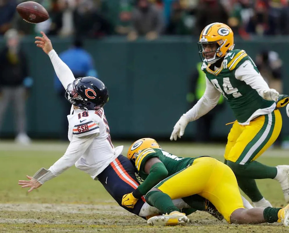 Green Bay Packers linebacker Edgerrin Cooper (56) wraps up Chicago Bears quarterback Caleb Williams (18).© Wm&period; Glasheen &sol; USA TODAY NETWORK via Imagn Images