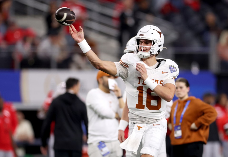 Arch Manning #16 of the Texas Longhorns warming up before a football game.