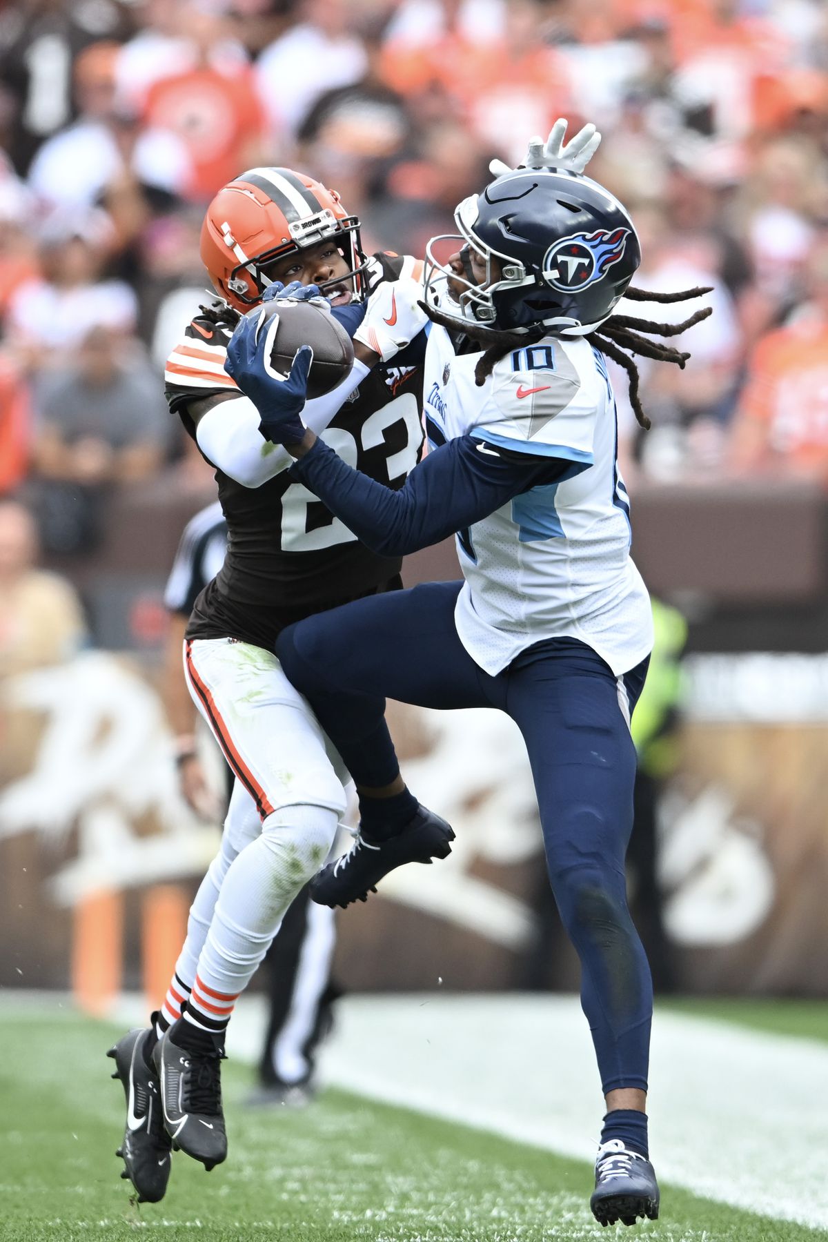 Tennessee Titans v Cleveland Browns