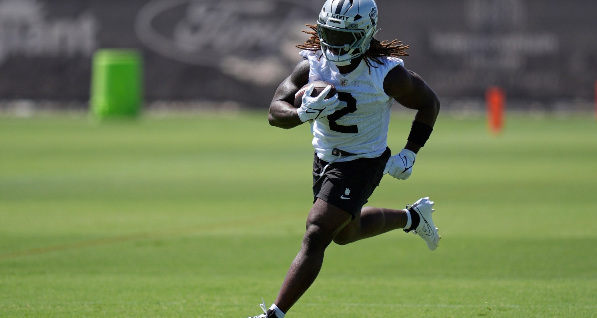 NFL Draft 2025 rookie who signed $35.9 million contract shaping up to be top 5 in his position without playing a game