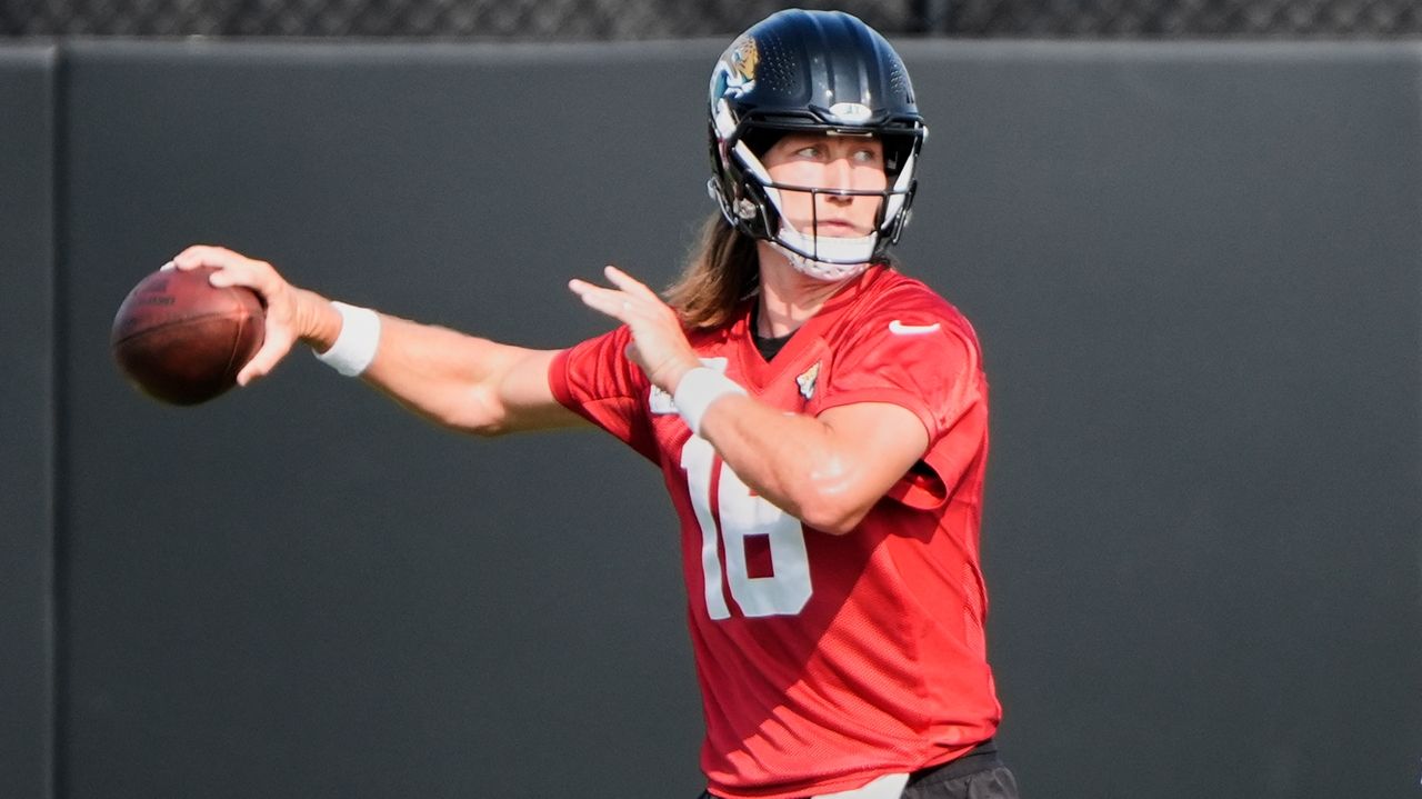 Jaguars QB Trevor Lawrence wears arm sleeve while practicing with 'general soreness'