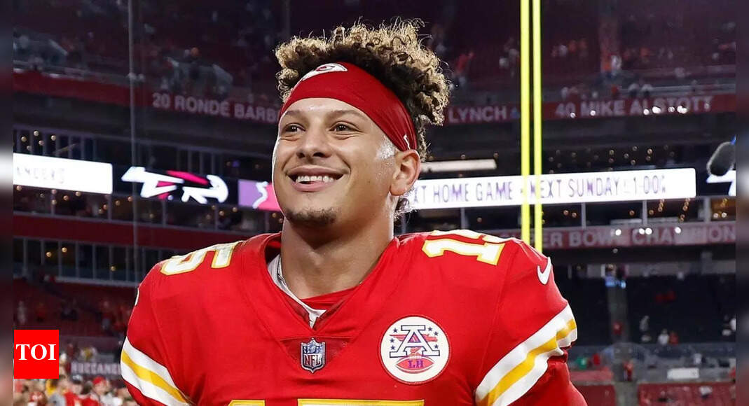 Patrick Mahomes shares tearful moment with young Kansas City Chiefs fan at Kansas City minicamp | NFL News