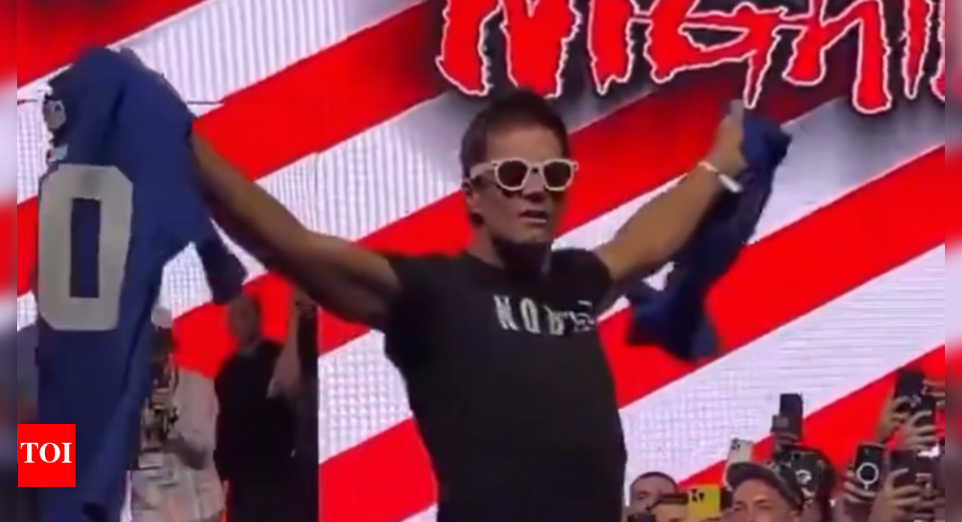 Eli Manning flips out after Tom Brady rips his Giants jersey in shocking Fanatics Fest moment | NFL News