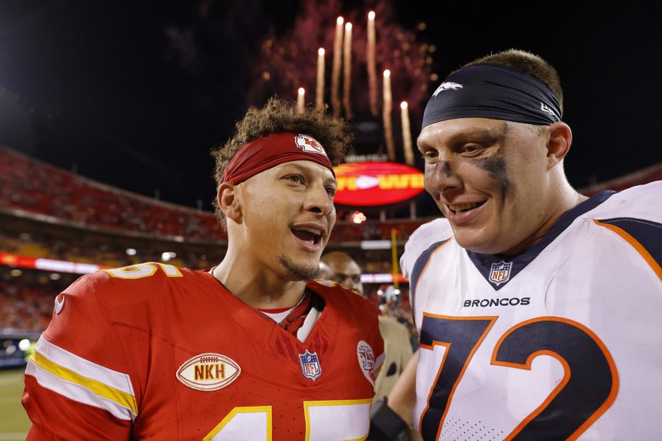 Broncos veteran Garett Boles chats with Chiefs quarterback Patrick Mahomes.