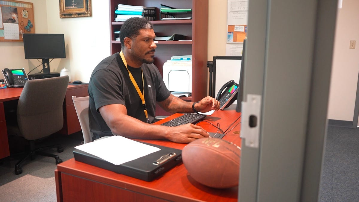 Ex-NFL player retired from league at 30. His new calling? Psychology.