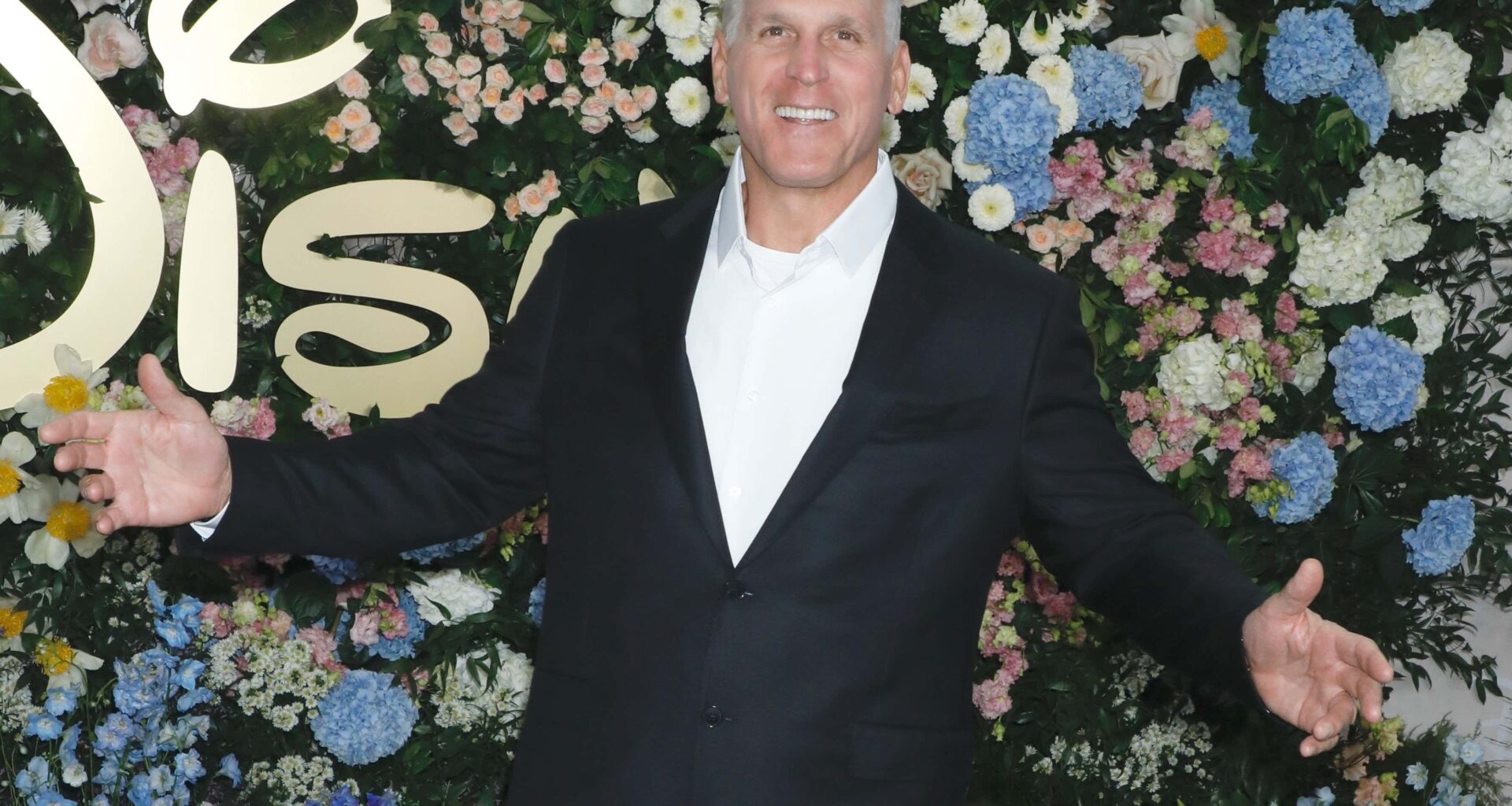 Dudes Rock: The Golden Bachelor, Ex-NFL Linebacker Mel Owens, Immediately Told Producers if They Give Him Any Women Older Than 60 He's Cutting Them On The Spot