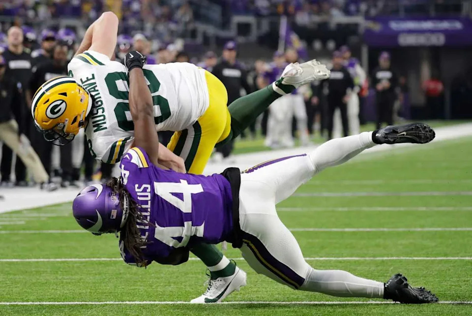 Green Bay Packers tight end Luke Musgrave (88) is stopped short of a first down by Minnesota Vikings safety Josh Metellus (44)© Dan Powers&sol;USA TODAY NETWORK-Wisconsin &sol; USA TODAY NETWORK via Imagn Images