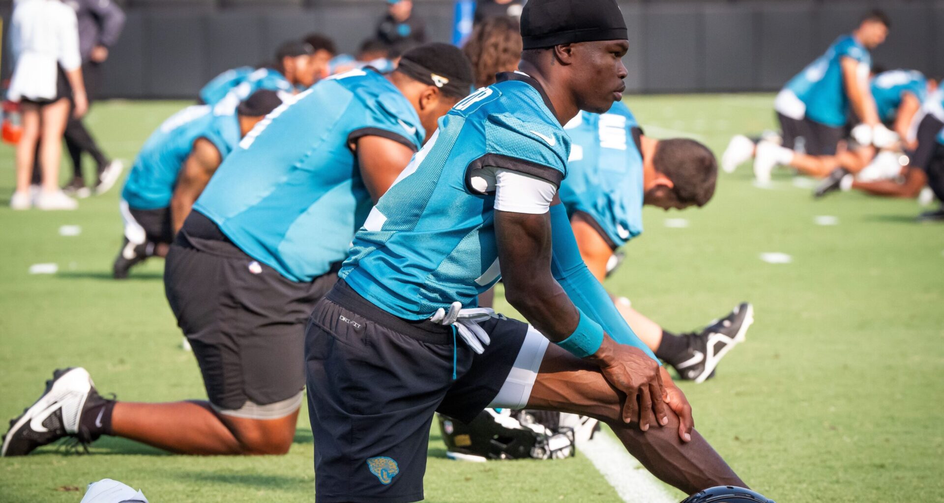 Travis Hunter transcends traditional roles in dazzling Jacksonville Jaguars debut, redefining modern football’s possibilities