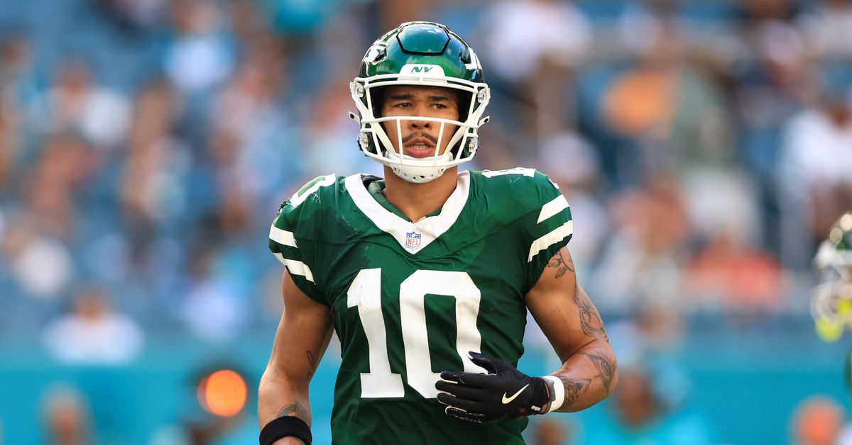 NFL insider ‘fully expects’ Steelers to trade for close friend of Aaron Rodgers