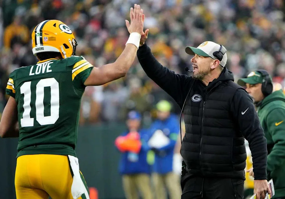 Green Bay Packers quarterback Jordan Love high fives head coach Matt LaFleur.© Mark Hoffman&quest;Milwaukee Journal Sentinel &sol; USA TODAY NETWORK