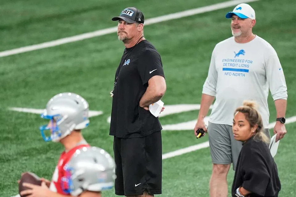 Lions coach Dan Campbell (L) and John Morton (R, top) during the Lions' OTAs in Allen Park, Michigan on June 5, 2025. © Junfu Han / USA TODAY NETWORK via Imagn Images