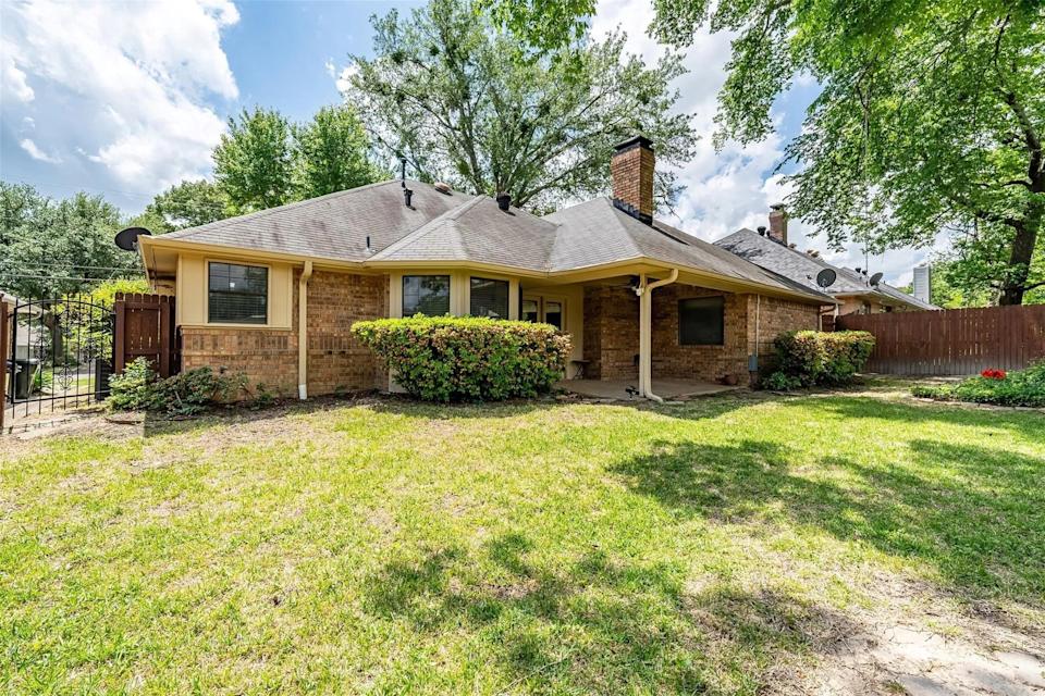 Outside, the large backyard features lush landscaping.<p class="credit">(Realtor.com)</p>