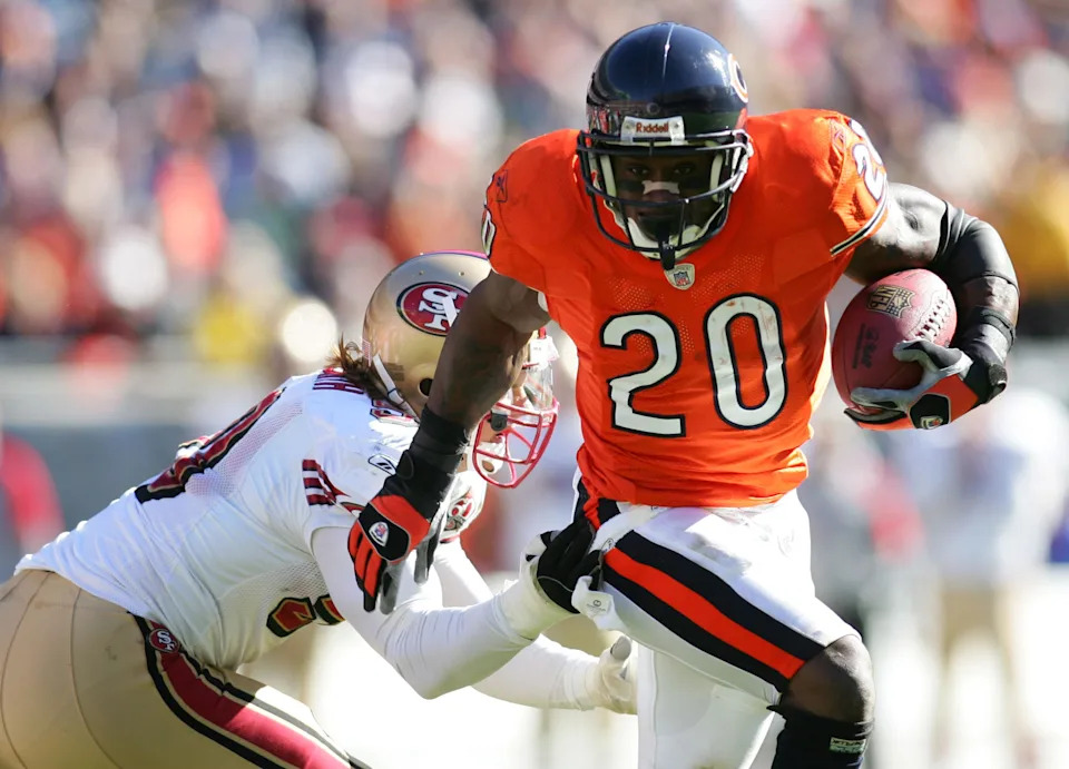 Oct 29, 2006; Chicago, IL, USA; Chicago Bears running back (20) Thomas Jones breaks away from San Francisco 49ers linebacker (50) Derek Smith during the first quarter at Soldier Field in Chicago, IL. The Bears defeated the 49ers 41-10. Mandatory Credit: Jerry Lai-USA TODAY Sports © Copyright 2006 Jerry Lai