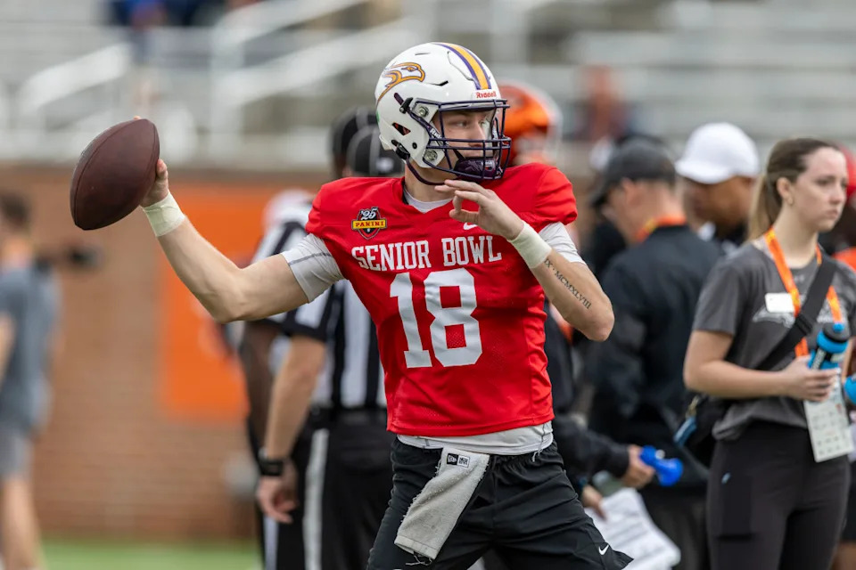Quarterback Taylor Elgersma of Laurier (18) works through drills during Senior Bowl practice.© Vasha Hunt-Imagn Images