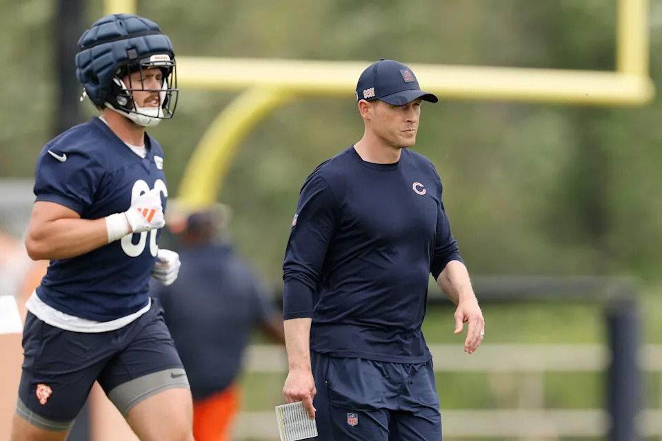Chicago Bears tight end Joel Wilson, a Petoskey native, runs in front of first-year Bears head coach Ben Johnson during OTA offseason workouts at Halas Hall on June, 3, 2025 in Lake Forest Illinois. (Photo by Michael Reaves/Getty Images)