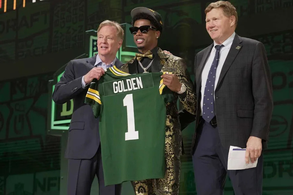 Matthew Golden poses with NFL Commissioner Roger Goodell and Packers President & CEO Mark Murphy after being selected in the first round of the 2025 NFL Draft.© Mark Hoffman &sol; Milwaukee Journal Sentinel &sol; USA TODAY NETWORK via Imagn Images