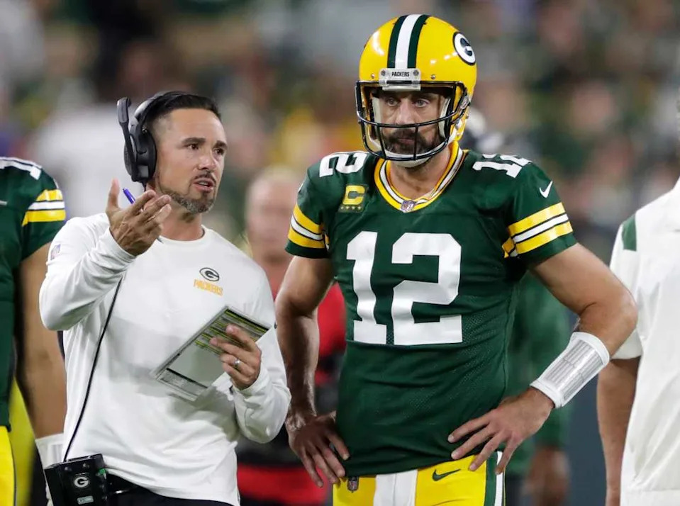Green Bay Packers head coach Matt LaFleur talks with quarterback Aaron Rodgers (12) in between quarters against the Chicago Bears during their game on Sep 18, 2022, in Green Bay, Wisconsin. © Dan Powers &sol; USA TODAY NETWORK-Wisconsin &sol; USA TODAY NETWORK via Imagn Images