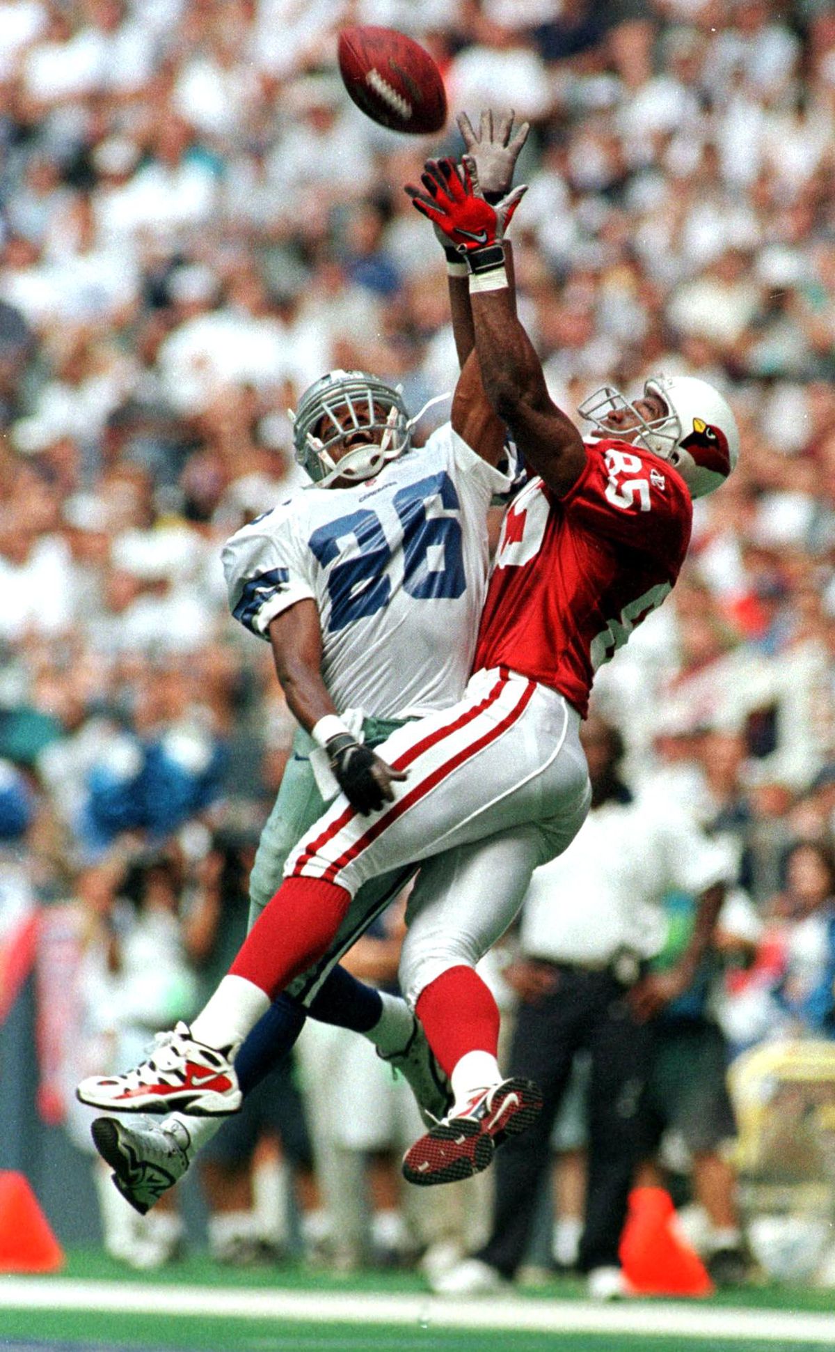 Dallas Cowboys cornerback Kevin Smith (L) breaks u