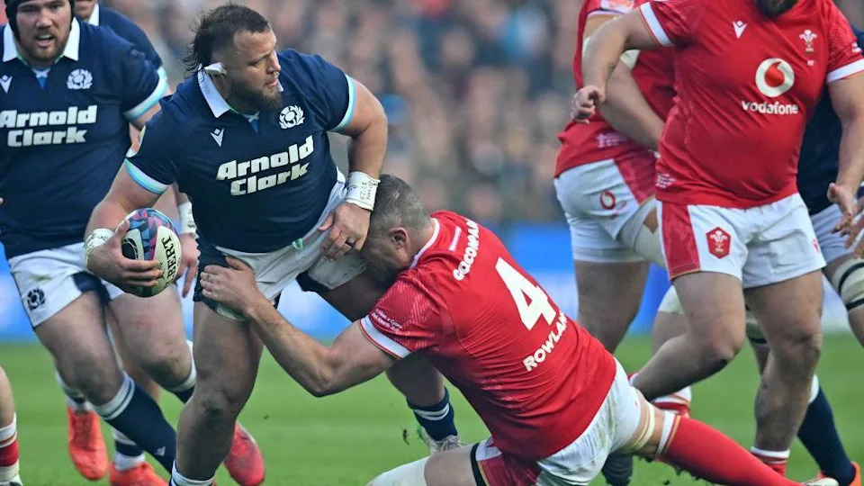 Pierre Schoeman offloads the ball