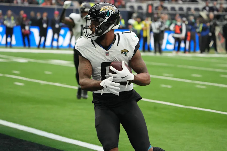 Jacksonville Jaguars wide receiver Gabe Davis (0) catches a 21-yard touchdown pass against the Chicago Bears.Kirby Lee-Imagn Images