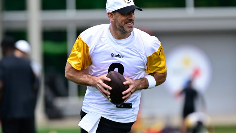 Steelers quarterback Aaron Rodgers