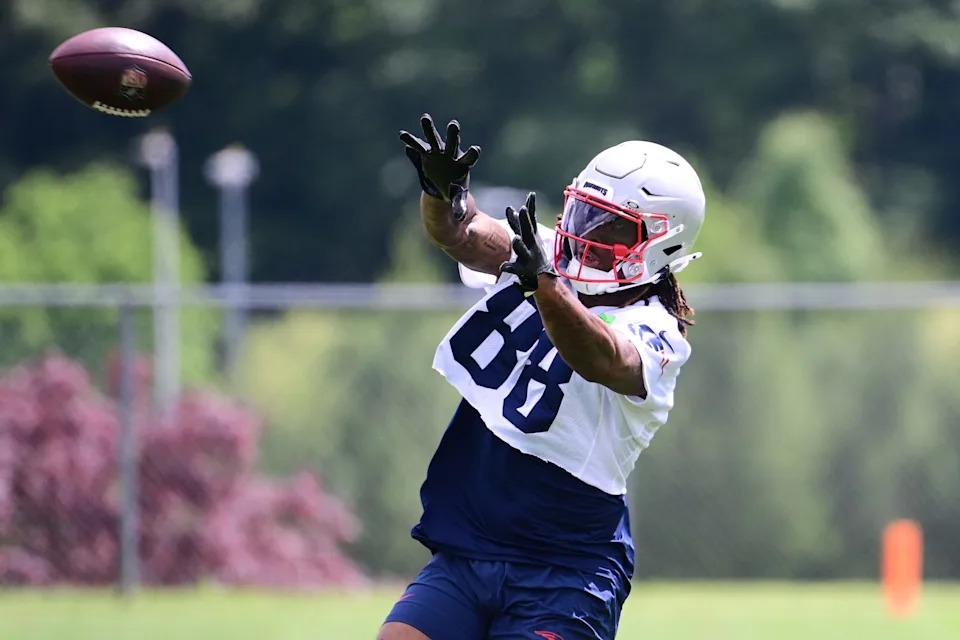 Jun 12, 2024; Foxborough, MA, USA; New England Patriots tight end Jaheim Bell (88) makes a catch at minicamp at Gillette Stadium. Mandatory Credit: Eric Canha-USA TODAY Sports