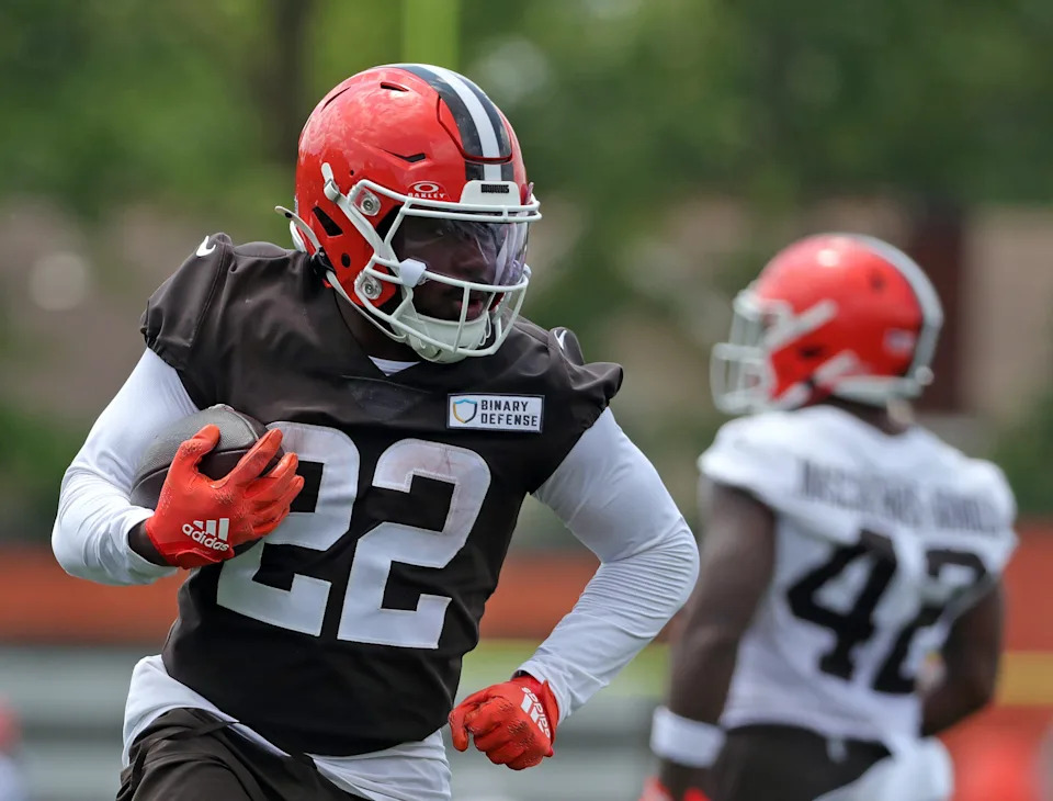 Cleveland Browns running back Dylan Sampson (22) runs for yards during practice at NFL minicamp, Tuesday, June 10, 2025, in Berea, Ohio. [Jeff Lange/Beacon Journal]