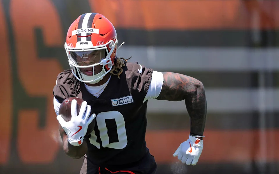 Cleveland Browns running back Quinshon Judkins (10) runs for yards during NFL rookie minicamp at the Cleveland Browns training facility on Friday, May 9, 2025, in Berea, Ohio.