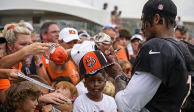 Fan yells at Bengals WR for not signing plane autograph