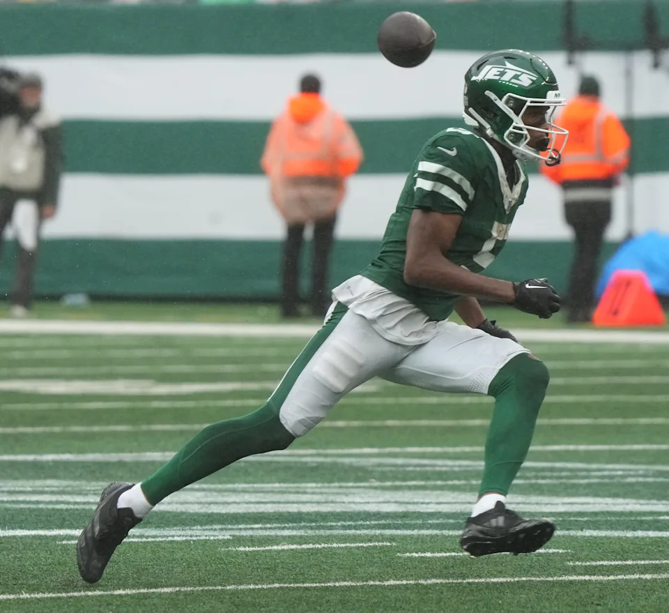 East Rutherford, NJ -- September 29 -- Aaron Rodgers of the Jets looks to pass to Garrett Wilson but Wilson didnÕt turn around to look for the ball as there was a miss communication of the play in the fourth quarter as the Denver Broncos edged the New York Jets 10-9 at MetLife Stadium.