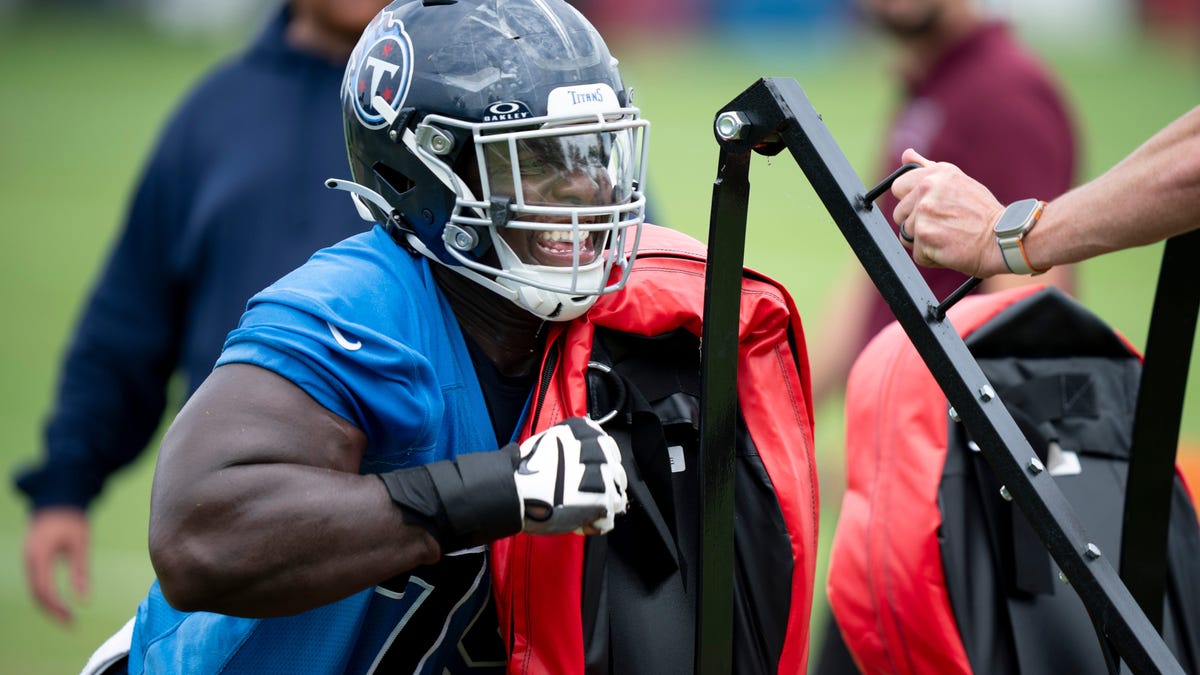 Where does Titans' Lloyd Cushenberry rank among NFL's top 32 centers?