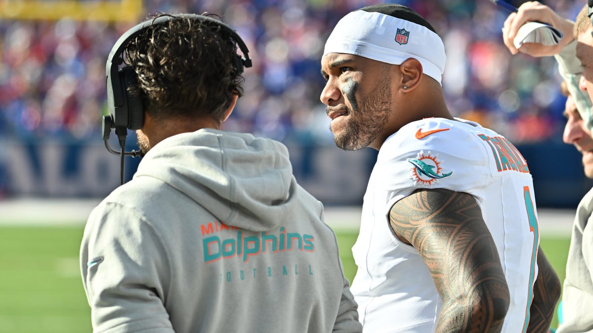 Dolphins seeing Tua Tagovailoa evolve into 'full-blown leader'