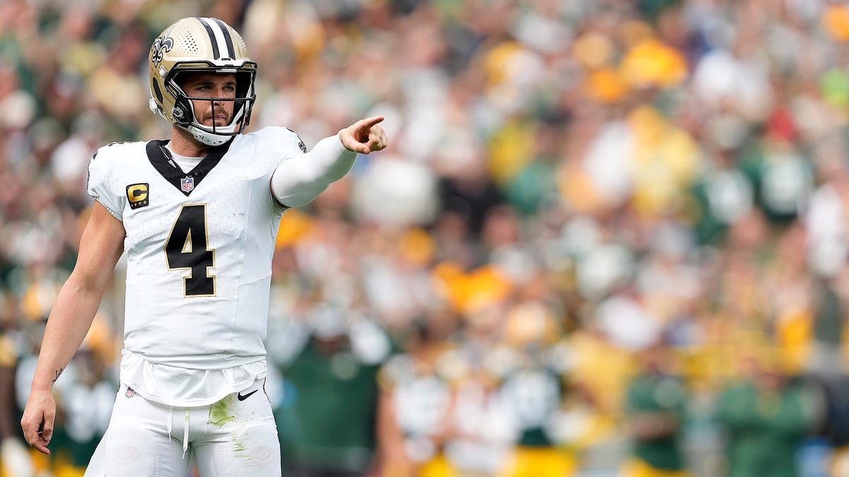 Saints starting quarterback Derek Carr officially retires from the NFL
