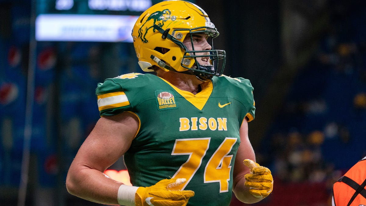 Seahawks OG Grey Zabel threw the first pitch at Mariners vs Twins game