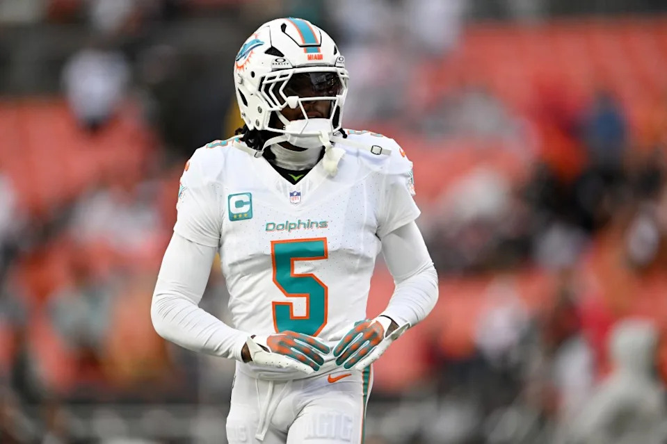 Jalen Ramsey warms up prior to a game against the Cleveland Browns at Huntington Bank Field on December 29, 2024 in Cleveland, Ohio. Diamond Images/Getty Images