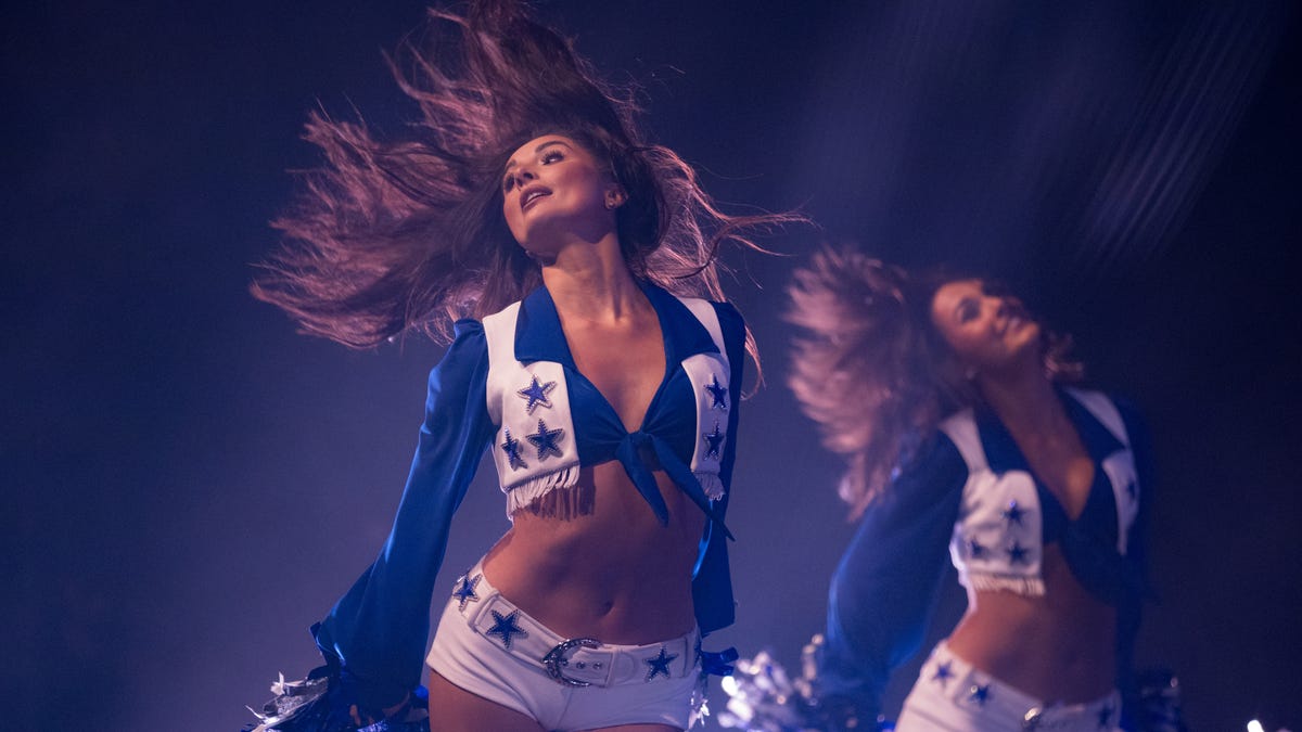 Dallas Cowboys Cheerleaders thrill El Paso, El Pasoan wins stage audition