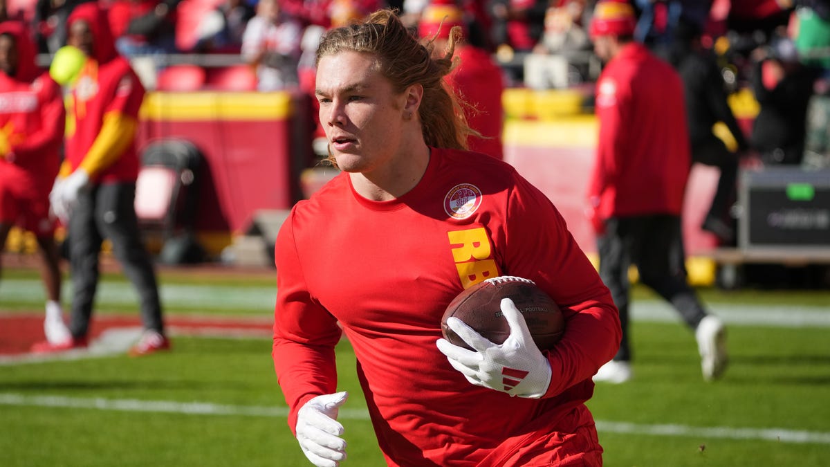 Chiefs FB Carson Steele reintroduces 'Crocky J' to the world