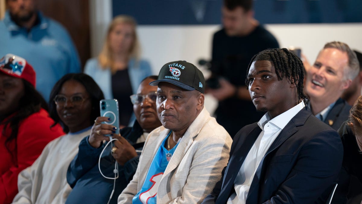 Titans' Cam Ward gives thanks to his dad on Father's Day