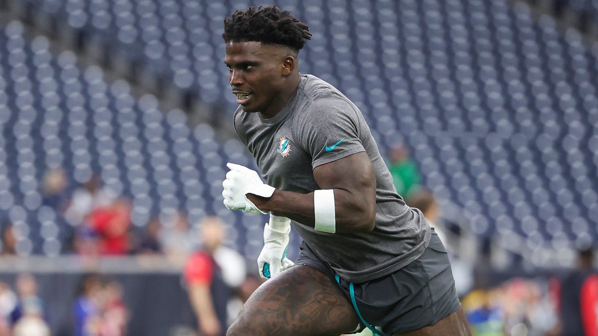 Tyreek Hill beats Noah Lyles' brother, Josephus, in 100-meter dash