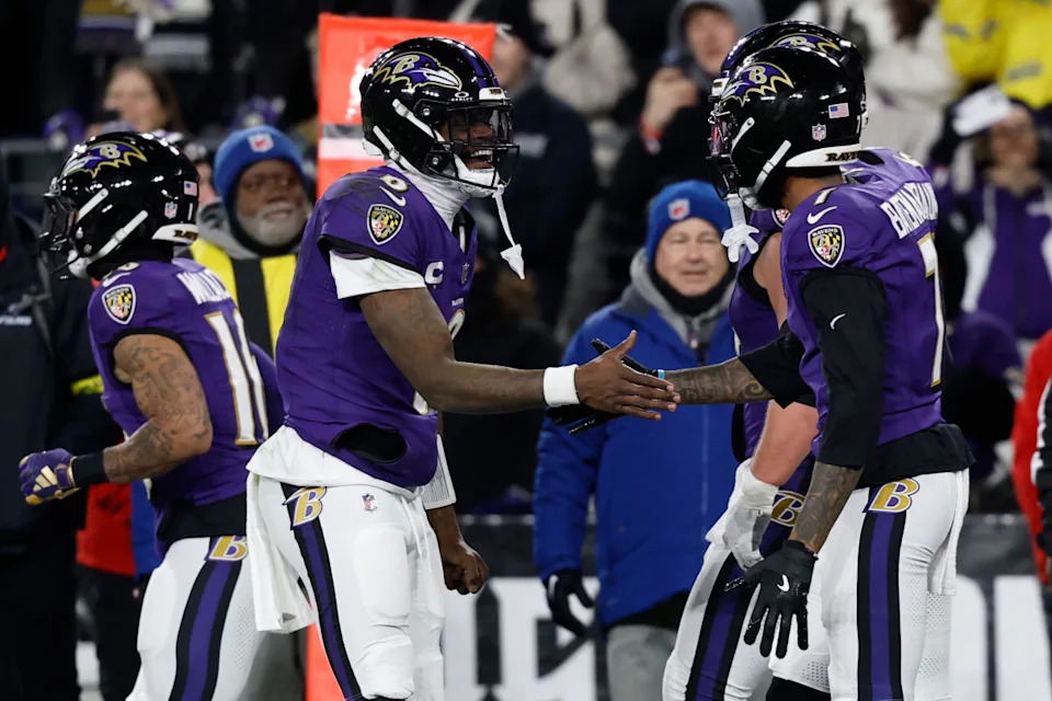 Baltimore Ravens QB Lamar Jackson (8) celebrates with Ravens WR Rashod Bateman (7) after connecting on a touchdown pass against the Pittsburgh Steelers.© Geoff Burke-Imagn Images