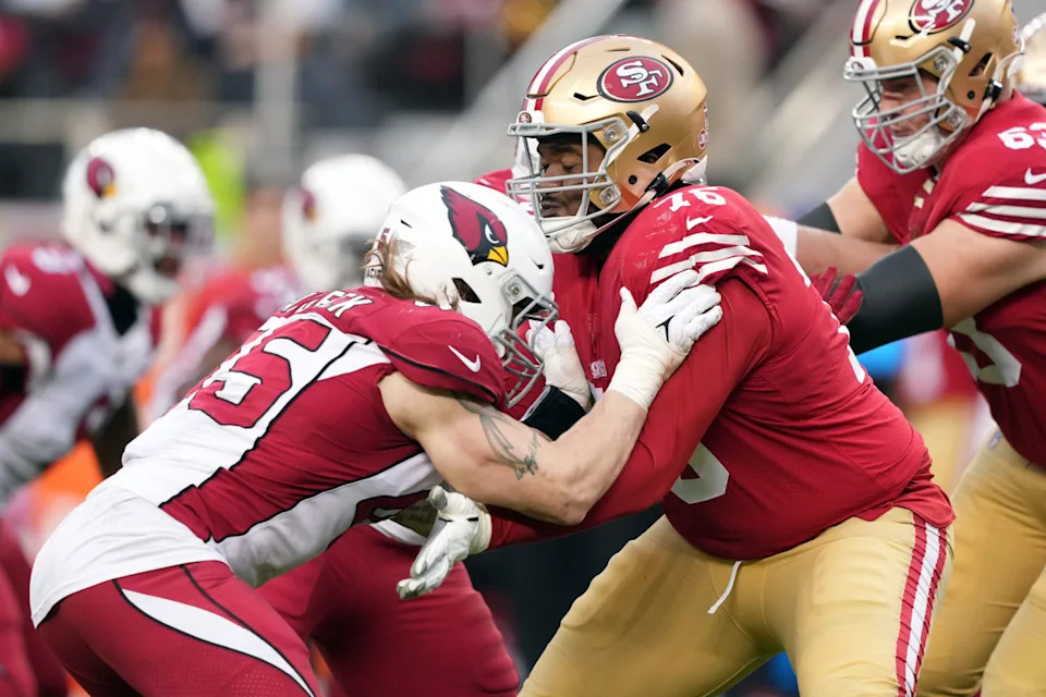 Former San Francisco 49ers guard Jaylon Moore blocks Arizona Cardinals linebacker Dennis Gardeck.Darren Yamashita-Imagn Images