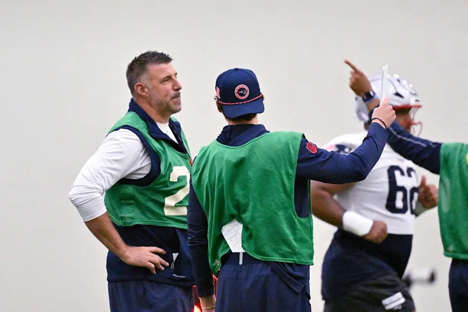 New England Patriots head coach Mike Vrabel (l) looks over a play with an assistant during minicamp held in the WIN Field House at Gillette Stadium.Eric Canha-Imagn Images