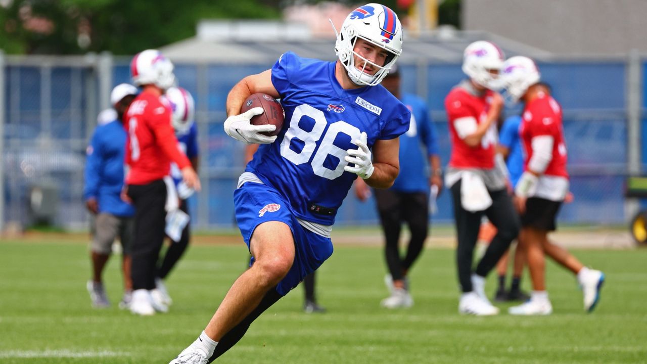 Buffalo Bills tight end Dalton Kincaid (86) carries the ball after a catch during NFL football practice in Orchard Park, N.Y., Tuesday, June 3, 2025. (AP Photo/Jeffrey T. Barnes)