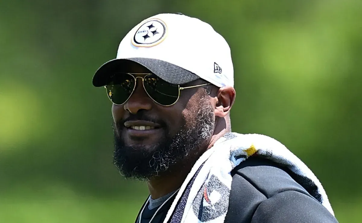 Mike Tomlin's Steelers address Russell Wilson's play-calling controversy and Aaron Rodgers' freedom at line of scrimmage